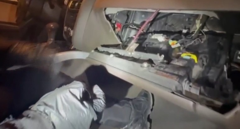 Ankara'da aracından ruhsatsız silah ve yasaklı madde çıkan şüpheli yakalandı