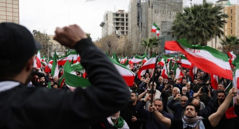 İranlılar, ABD-İsrail saldırılarına tepki gösteriyor!