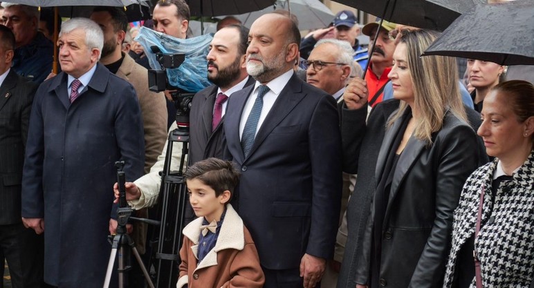 Başkan Beşikcioğlu Cumhuriyet Meydanı'nda düzenlenen 23 Nisan törenine katıldı - Resim : 2