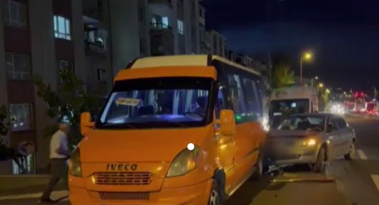 Polatlı'da dolmuş ile otomobilin karıştığı kazada 1 kişi yaralandı
