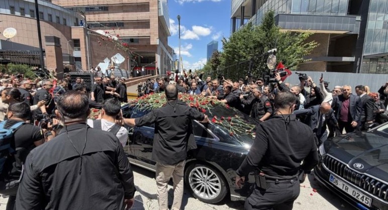 Kemal Kılıçdaroğlu, Genel Merkez'de kırmızı karanfillerle karşılandı