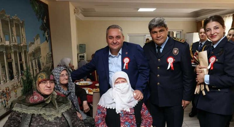 Keçiören Belediye Başkanı Mesut Özarslan, itfaiyecilerle bir araya geldi - Resim : 3