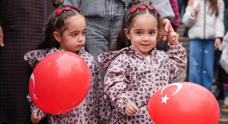 Başkan Beşikcioğlu Cumhuriyet Meydanı'nda düzenlenen 23 Nisan törenine katıldı