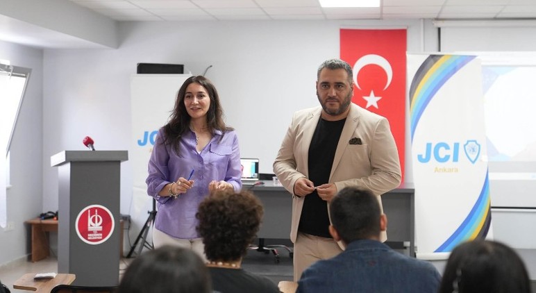 Keçiören Belediyesi AI4Youth Projesi kapsamında gençlere yapay zeka eğitimi veriyor