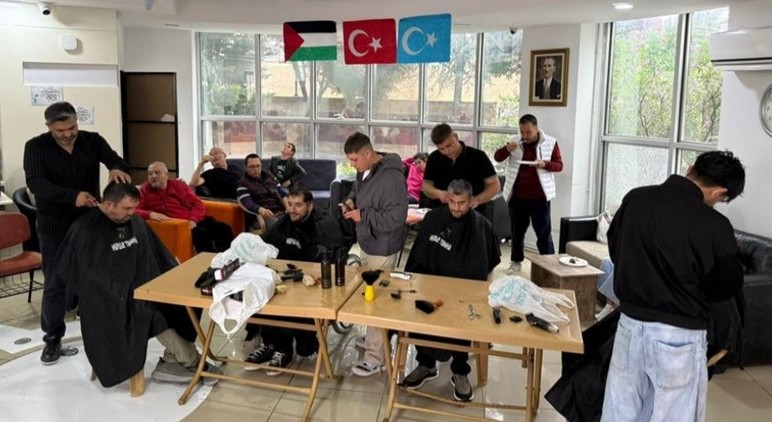 Pursaklar Belediyesi, Engelsiz Yaşam Merkezi’nde gençlere bayram tıraşı yapıldı