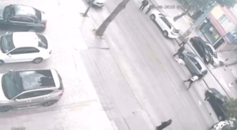 Keçiören'de yolun karşısına geçmeye çalışan yaşlı kadına ambulans çarptı