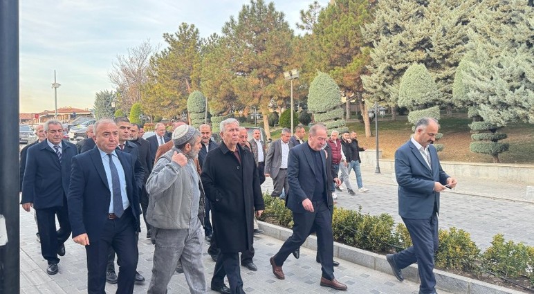 Mansur Yavaş, Hacı Bayram bölgesindeki esnafın sorunlarını dinledi