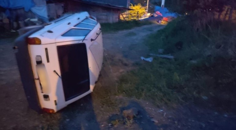 Çorum'da direksiyon hakimiyetini kaybeden sürücünün kullandığı araç yan yattı