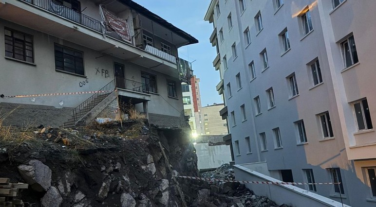 Altındağ'da bitişik kazı sebebi ile temeli hasar gören bina tahliye edildi! - Resim : 2