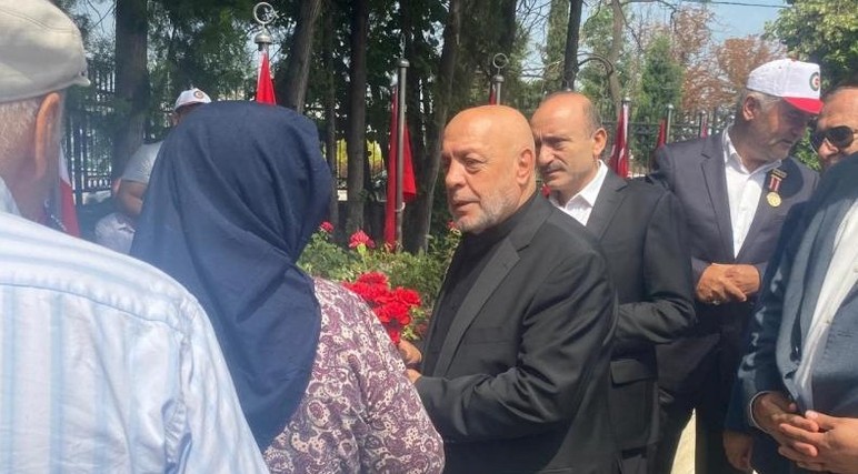 HAK-İŞ Ankara'daki 15 Temmuz Şehitliği'ni ziyaret etti