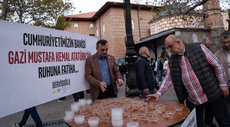 İYİ Parti Anıtkabir'e çıkan yollarda lokma dağıttı