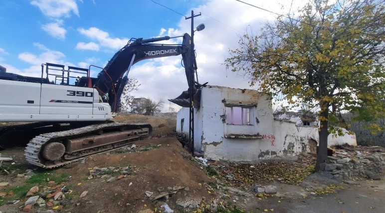Altındağ Belediyesi Gültepe Mahallesi'ndeki metruk yapıları yıkıyor