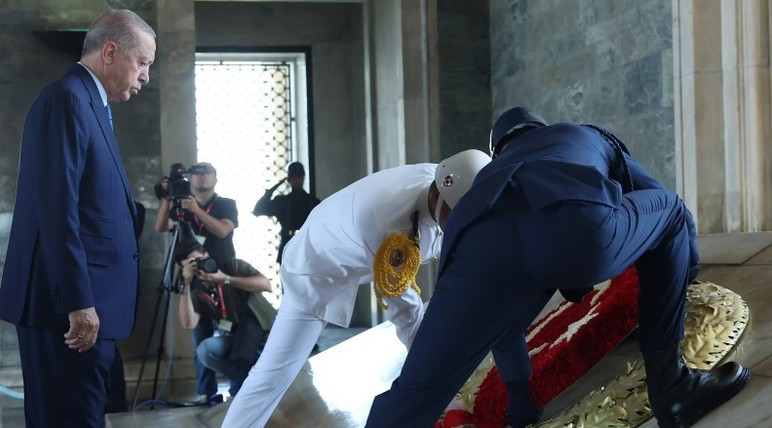 Cumhurbaşkanı Erdoğan ve YAŞ üyelerinden Anıtkabir'e anlamlı ziyaret