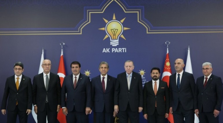7 belediye başkanı AK Parti'ye katıldı! Rozetlerini Cumhurbaşkanı Erdoğan taktı - Resim : 2