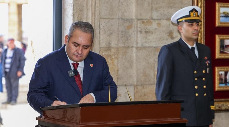 Başkan Özarslan'ın davetiyle başkentliler Ankara'nın başkent oluşunun 102. yılında Anıtkabir'de buluştu! - Resim : 2