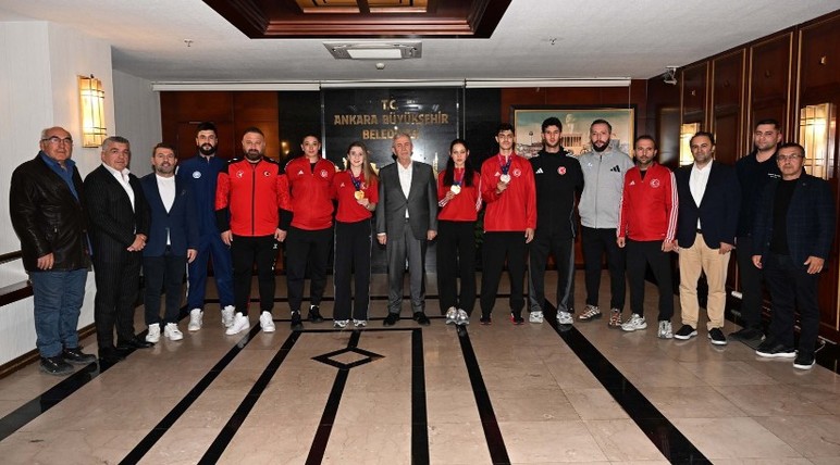 ASKİ Spor'un milli sporcularından Mansur Yavaş'a ziyaret!
