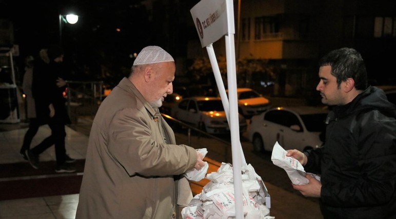 Keçiören Belediyesi, ilçedeki camilerde kandil simidi dağıttı