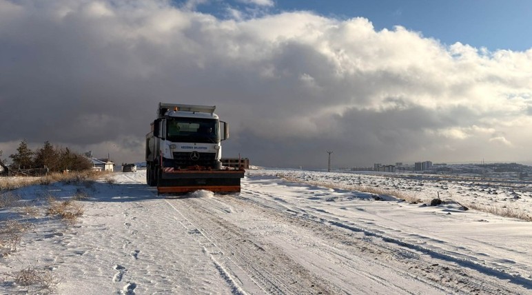 Keçiören Belediyesi'nden tuzlama ve yol açma çalışması!