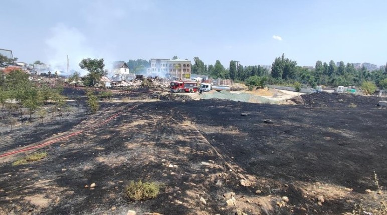 Altındağ'da otluk alanda çıkan yangın fayans deposuna sıçradı