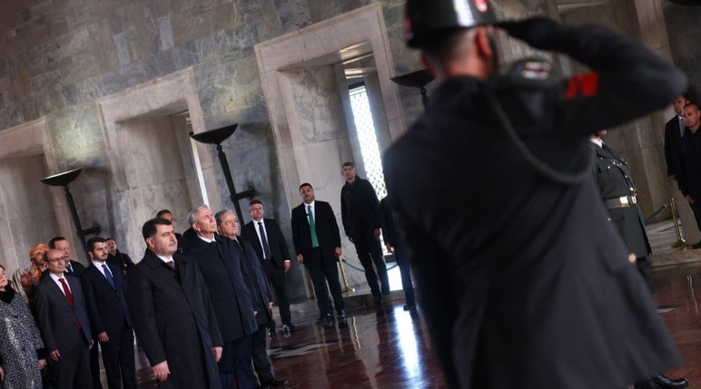 Vali Şahin ve ABB Başkanı Yavaş Ankara'nın başkent oluşunun 102. yılı dolayısıyla Anıtkabir'i ziyaret etti