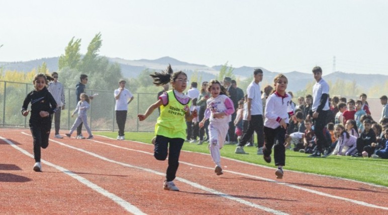 Kahramankazan'da 350 öğrenci Cumhuriyet Koşusu'na katıldı