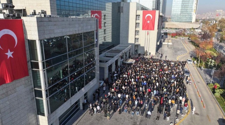 Ankara Büyükşehir Belediyesi önünde Gazi Mustafa Kemal Atatürk için anma töreni düzenlendi - Resim : 2