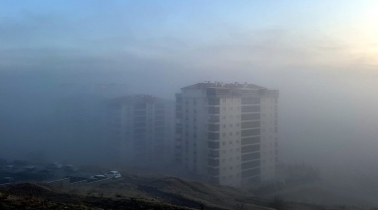Kırıkkale-Ankara kara yolunda yoğun sis etkili oldu!