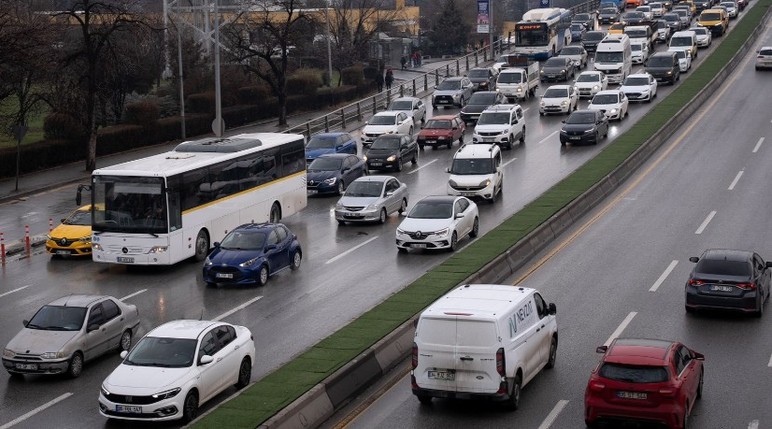 Başkentte okulların a&ccedil;ılmasıyla trafikte yoğunluk yaşandı