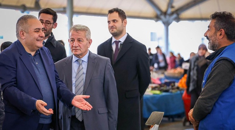 Başkan Özarslan Bademlik Semt Pazarı'nı ziyaret etti