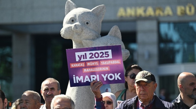 İmar sorunlarının çözülmesini isteyen mahalle sakinleri ABB önünde pankart açtı