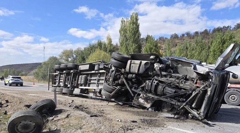 Lalahan'da karşı şeride geçen tır otomobili biçti: 2’si ağır 4 yaralı - Resim : 3