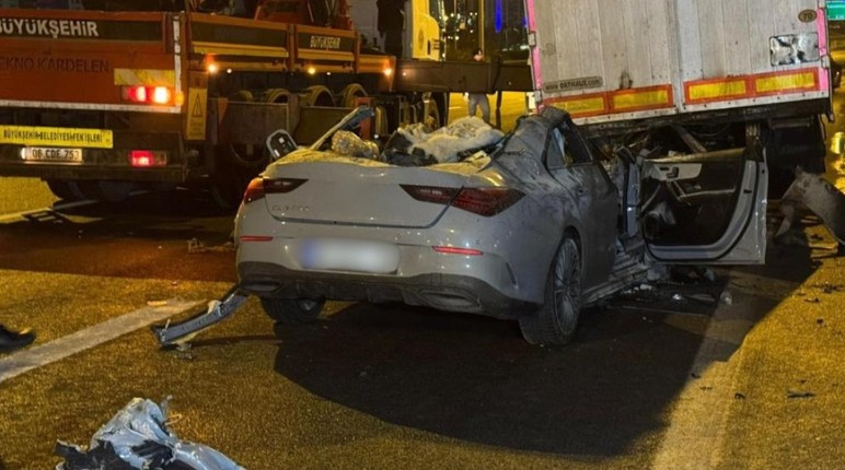 Başkentte seyir otomobil seyir halindeki tırın altına girdi! 2 &ouml;l&uuml;, 1 ağır yaralı!