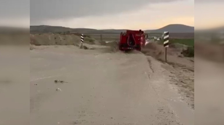 Polatlı'da kontrolden çıkan kamyon sel sularında devrildi