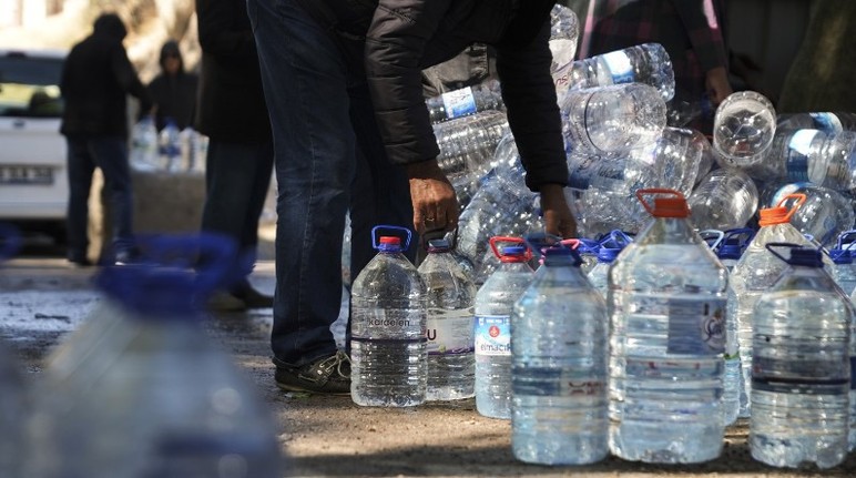 Mamaklı vatandaşlar su doldurmak için çeşmelere akın ediyor - Resim : 2
