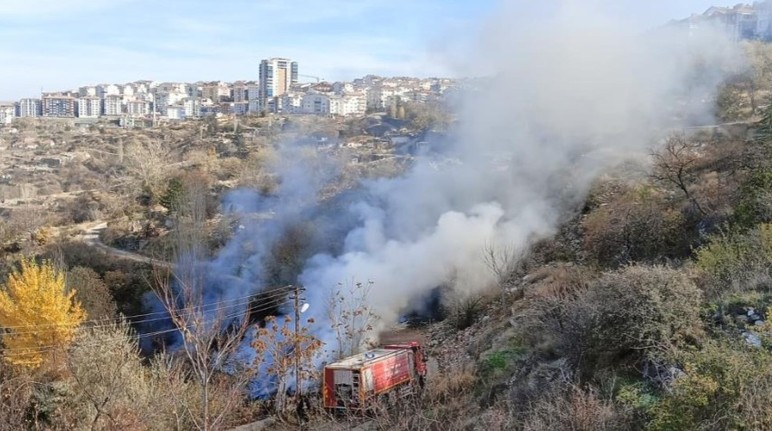 Mamak'ta birikmiş çöplerden çıkan yangını ekipler kontrol altına aldı