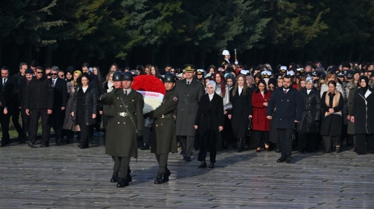 Bakan Göktaş'tan Türk kadınına seçme ve seçilme hakkı verilmesinin yıl dönümünde Anıtkabir'e ziyaret!