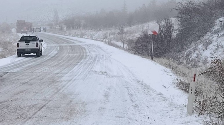 Güdül'de kar yağışı etkisini gösterdi!