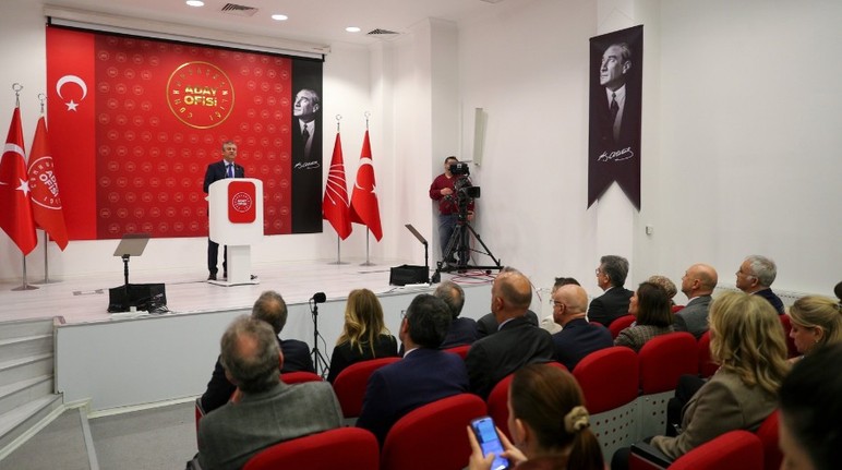 Özgür Özel: 'Bütün ödemelerde enflasyonla ilgili hızlı düzeltmeye ihtiyaç var'