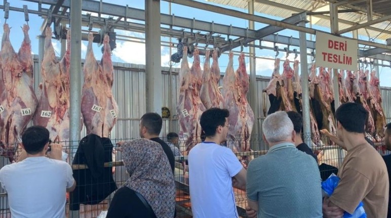 Pursaklar Belediyesinin kurban kesim alanında vatandaşlara ikramlık verildi