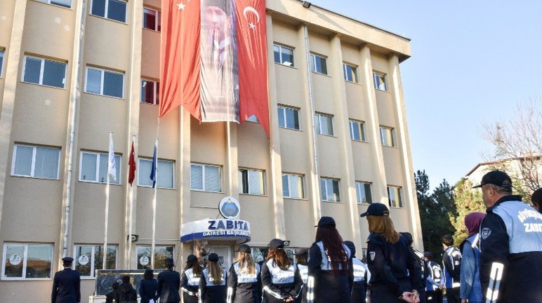 Ankara Büyükşehir Belediyesi önünde Gazi Mustafa Kemal Atatürk için anma töreni düzenlendi