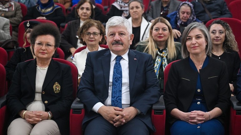 Başkentte 60 yaş üstü bireylere yönelik 3. Yaş Üniversitesi'nin eğitim yılı açıldı