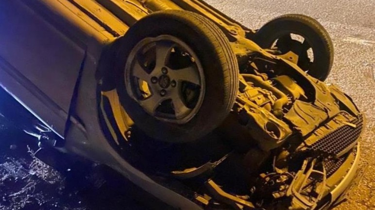 Elmadağ'da kaldırıma çarpan araç ters döndü! Aynı aileden 4 kişi yaralandı