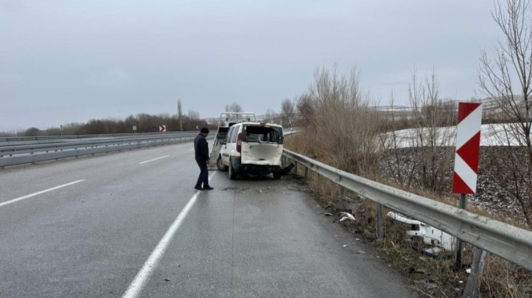 Çorum'da kaza yapan araçların yanında bekleyen vatandaşlara başka bir otomobil çarptı - Resim : 2