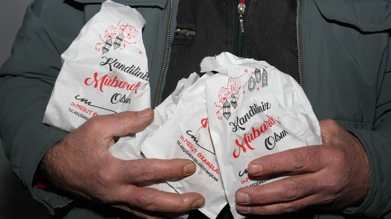 Keçiören Belediyesi, ilçedeki camilerde kandil simidi dağıttı!