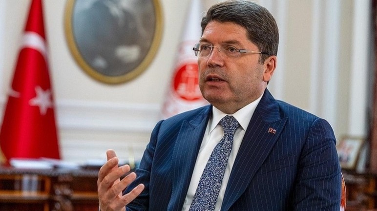 Bakan Tunç, bayrak indirme olayında 14 kişinin gözaltına alındığını açıkladı - Resim : 2