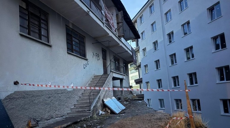 Altındağ'da bitişik kazı sebebi ile temeli hasar gören bina tahliye edildi!