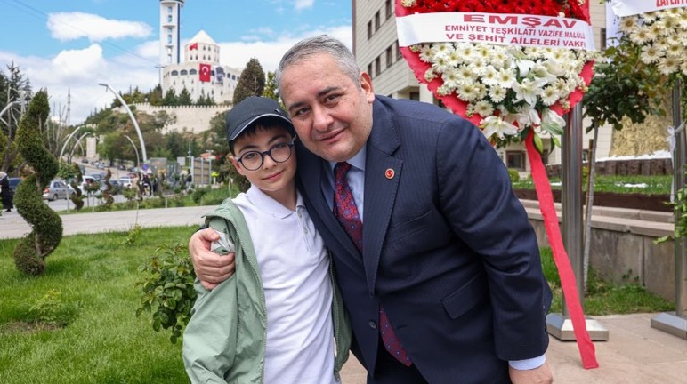 Keçiören’de 19 Mayıs coşkusu çelenk sunma töreniyle başladı - Resim : 2