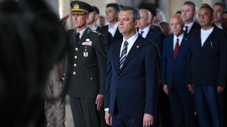 Özgür Özel ve beraberindeki heyet Anıtkabir'i ziyaret etti