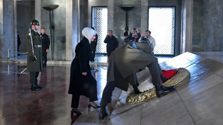 Bakan Göktaş'tan Türk kadınına seçme ve seçilme hakkı verilmesinin yıl dönümünde Anıtkabir'e ziyaret! - Resim : 2