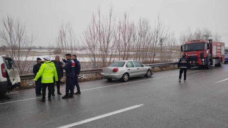 Çorum'da kaza yapan araçların yanında bekleyen vatandaşlara başka bir otomobil çarptı